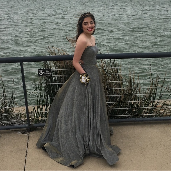 Prom dress - Picture 2 of 2